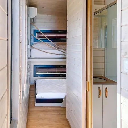 Tiny Seaside Beachfront - Skarrev *